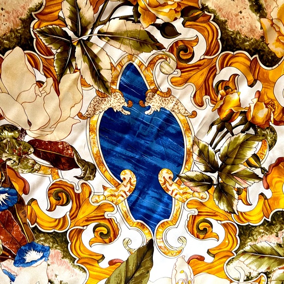 Stunning Chanel silk scarf in beautiful warm tones and classic pattern. - Picture 9 of 14